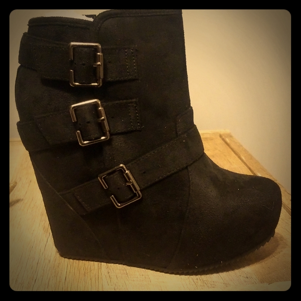 Size 9 zip up heel booties